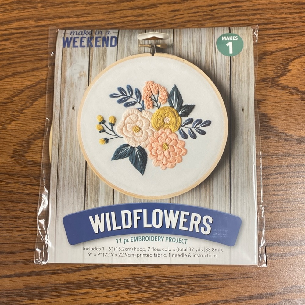 New in bag sewing kit! Makes super cute wall hanging!